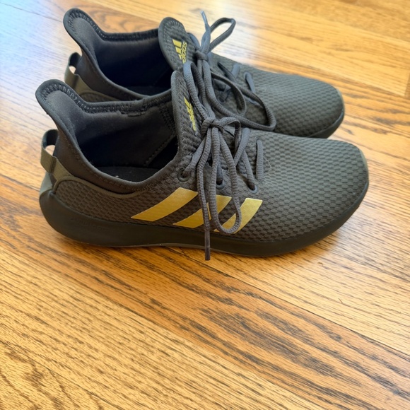 Adidas Cloudfoam tennis shoes 6.5 - Picture 2 of 9